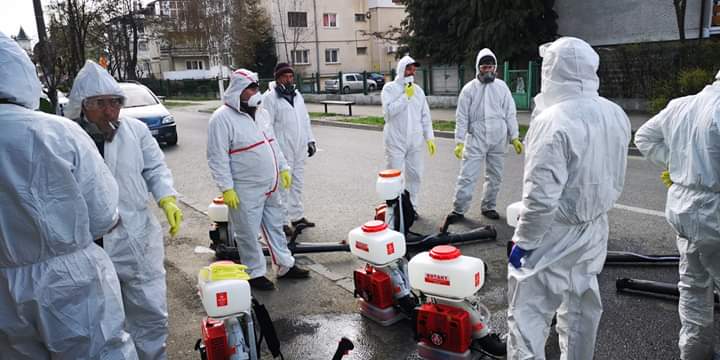 Scările de bloc vor avea dozatoare pentru dezinfectanți și preșuri cu dezinfectant