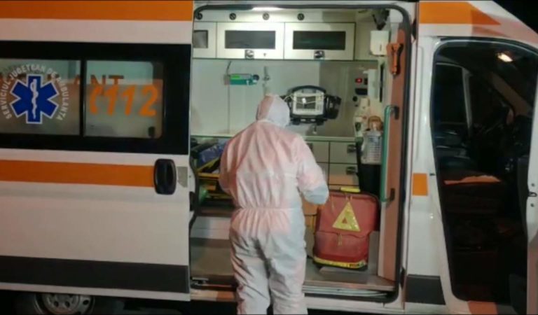 Pacientă cu COVID-19 transferată aseară de la spitalul din Roman la Piatra Neamț