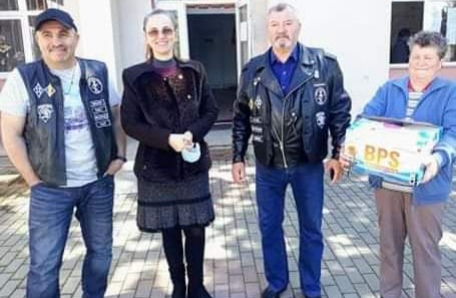 Membrii Clubului Moto Mușatinii și Iulian Rugină au donat zeci de cărți bibliotecii din Horia