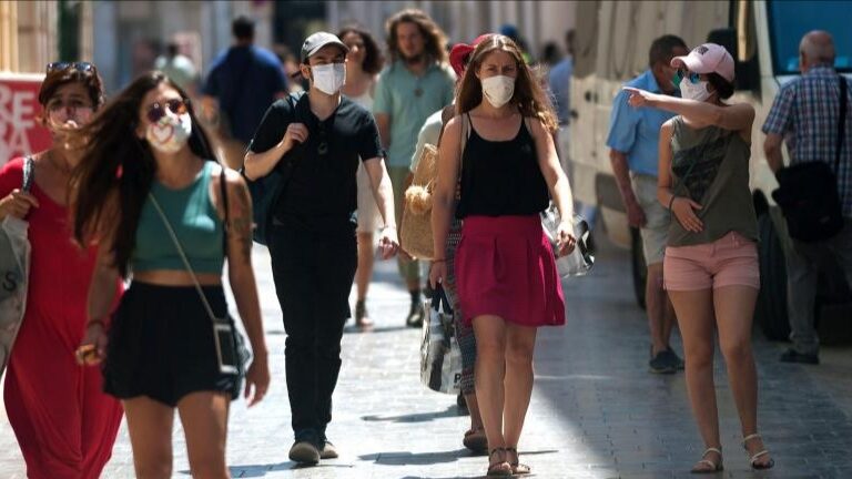 De mâine, în Neamț, masca va fi obligatorie și în spațiile deschise