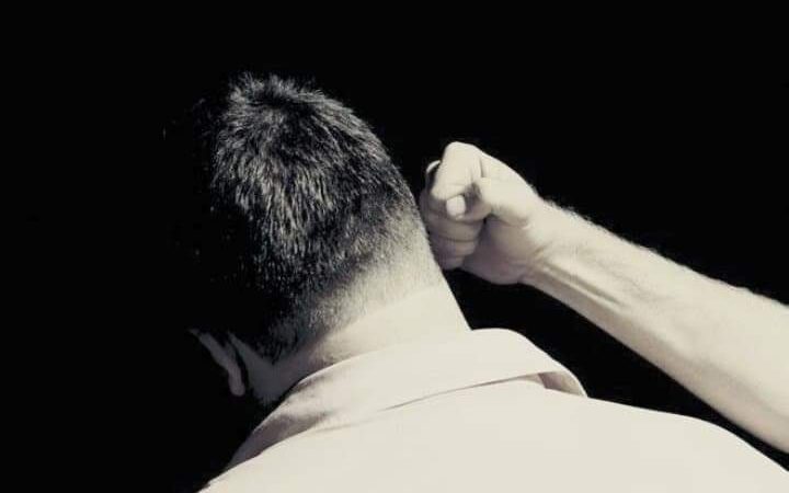 Bărbați reținuți pentru lovire și amenințare