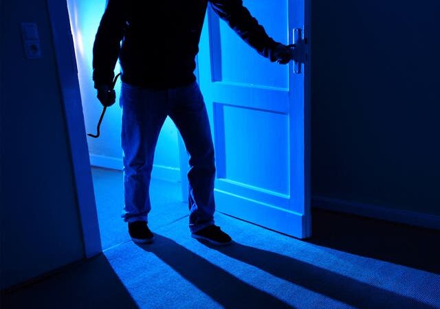 Un romașcan a vrut să fure din casa unui tânăr, dar a fost surprins de iubita acestuia