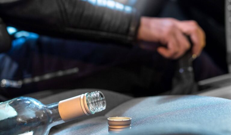 Un șofer băut „a parcat” pe scările unui magazin din Roman