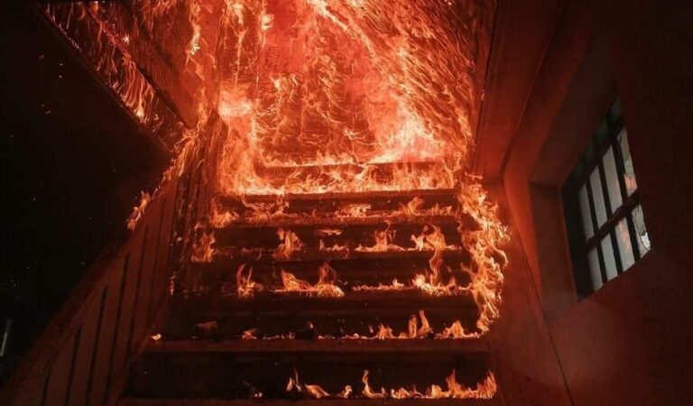 Pompierii romașcani s-au luptat cu flăcările timp de patru ore