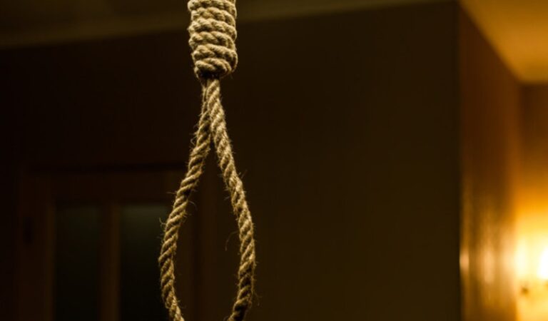 Adolescent găsit spânzurat în propria casă