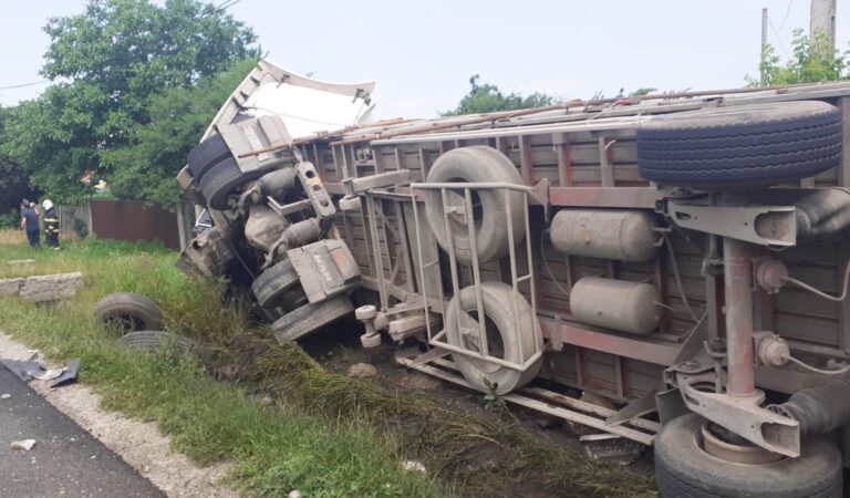 Un tir s-a răsturnat, avariind un branșament la rețeaua de gaz metan din comuna Secuieni