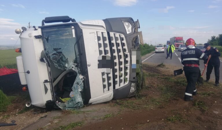O autobasculantă încărcată cu asfalt s-a răsturnat