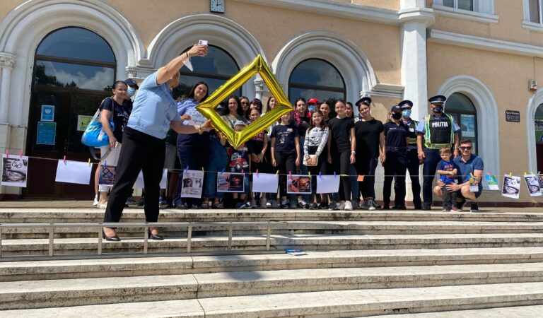 Polițiștii și pompierii nemțeni au făcut un #selfieînsiguranță cu tinerii romașcani