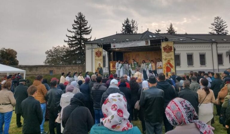 Sute de romașcani, prezenți la Catedrala arhiepiscopală „Sfânta Cuvioasă Parascheva”