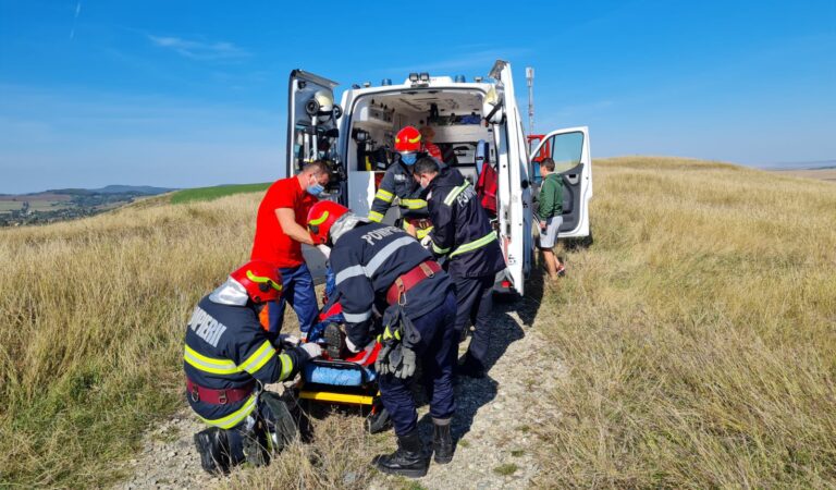 Fractură deschisă pentru un bărbat care a căzut cu parapanta