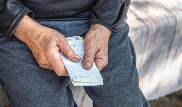 Păcăliți de hoți. Mai bine de jumătate din pensii, rate la bancă