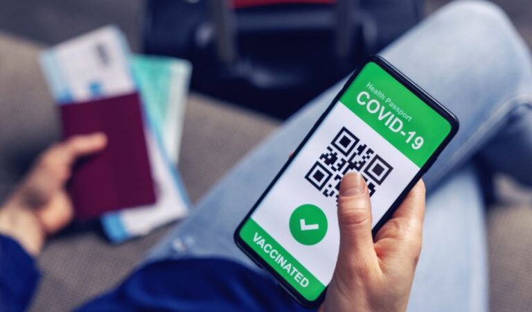 Nevaccinat și prins de poliție cu certificatul verde al altei persoane