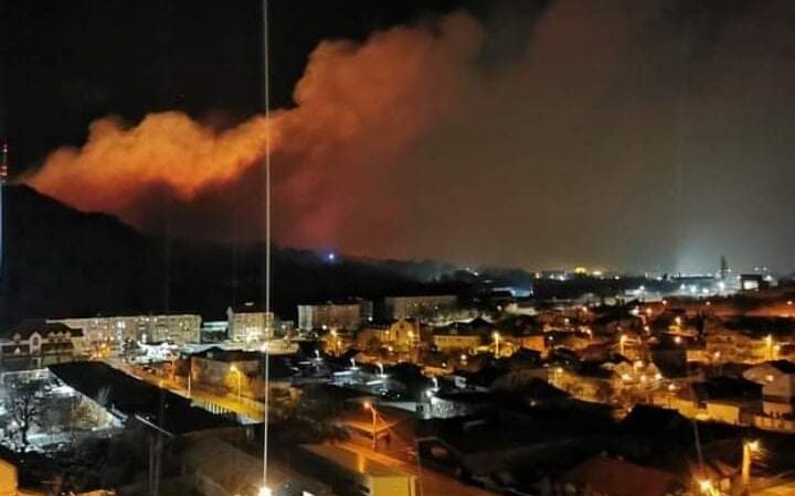 Incendiu de mari dimensiuni. Arde dealul Pietricica