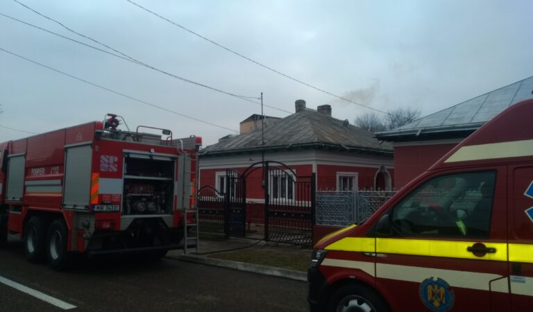Incendiu la o casă din Roman