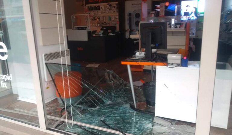 Un cunoscut magazin din Roman, jefuit și vandalizat în această dimineață