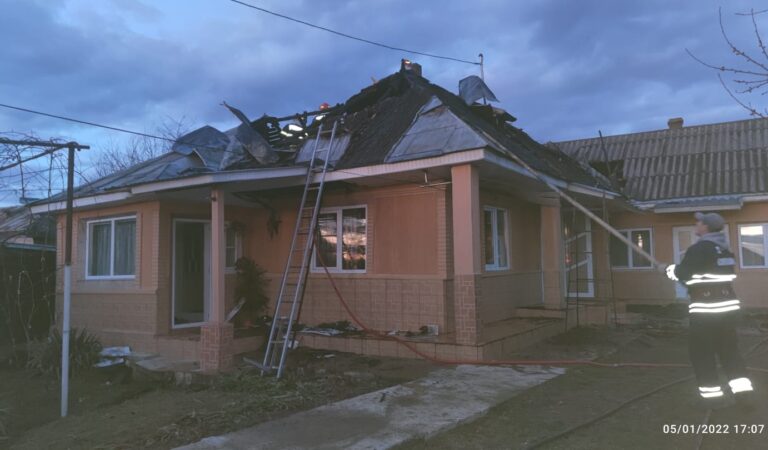 O casă din Cordun a rămas fără acoperiș, în urma unui incendiu