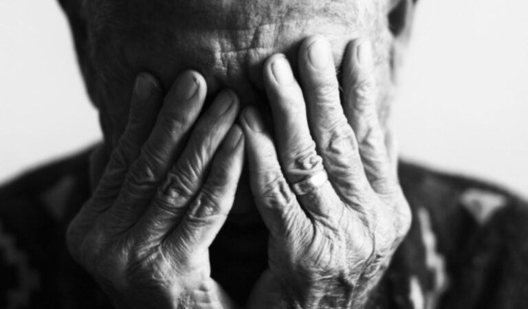 O bunică a rămas fără 20.000 de lei și fără 1.300€, fiind jefuită de doi tineri