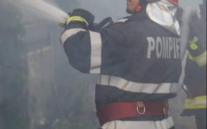 Incendiu în Roman. Un bărbat și un copil de trei ani au reușit să se salveze