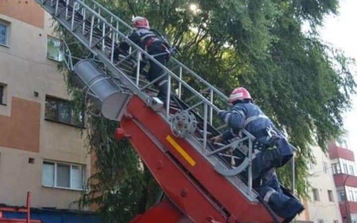 Pompierii romașcani au găsit, într-un apartament, un bărbat decedat