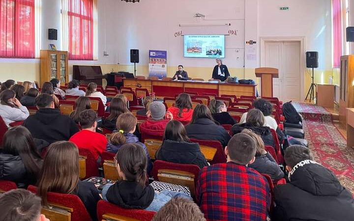 “Fii avocat în școala ta!” – avocații din Roman, țin „pledoarii” în fața elevilor