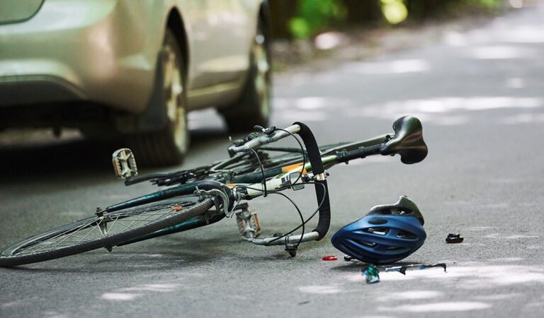 O minoră a fost acroșată de un șofer în timp ce se deplasa cu bicicleta