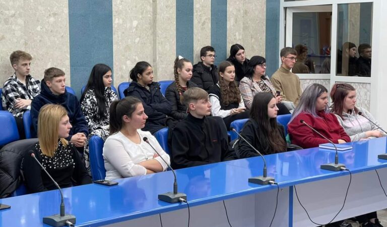 Romanul are de astăzi un Consiliu al tinerilor