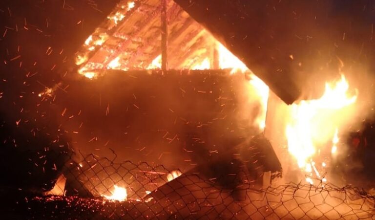 Casă înghițită de flăcări după ce butelia a explodat