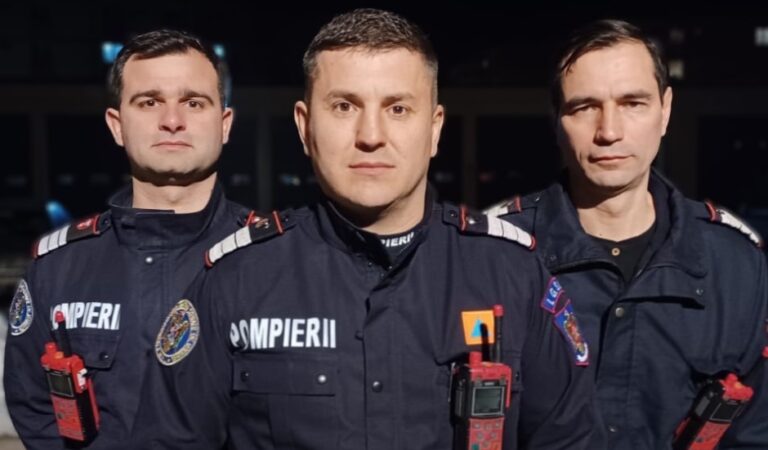 Trei pompieri au salvat de la moarte un bebeluș