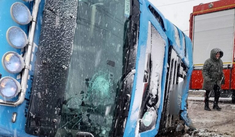 Un autotren în care se aflau două persoane s-a răsturnat