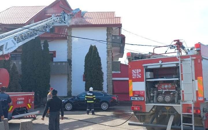 Incendiu la motelul Castelul Roșu din comuna Gherăești
