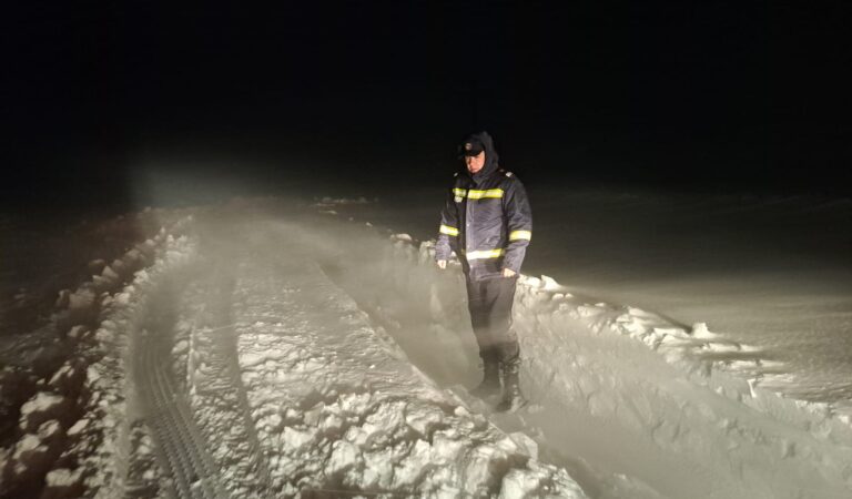 O femeie a născut acasă din cauza zăpezii