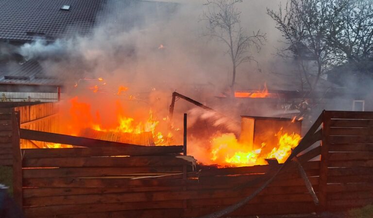 Incendiu lichidat în 7 ore, la o casă parohială