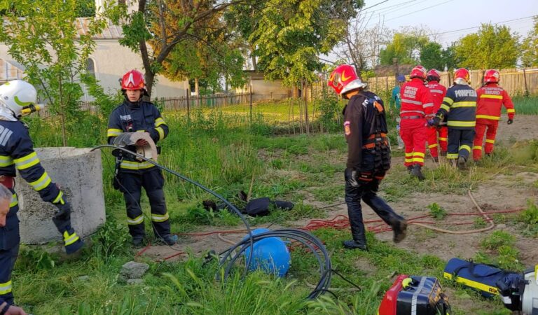 O femeie a căzut, astăzi, într-o fântână cu apă