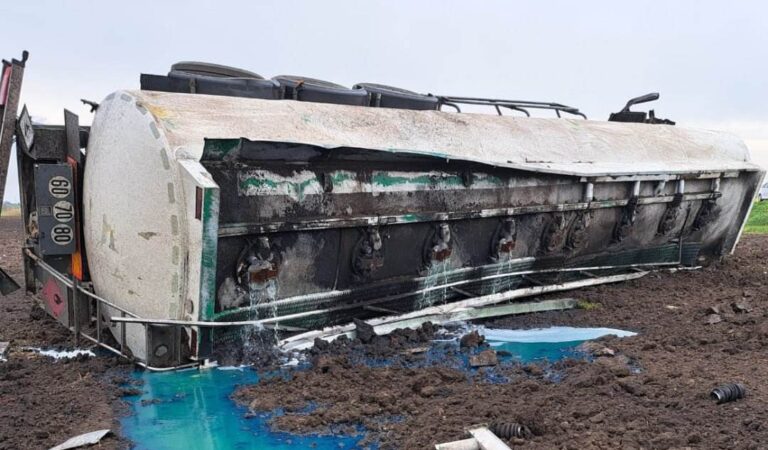 Cisternă răsturnată în afara părții carosabile, în Secuieni 