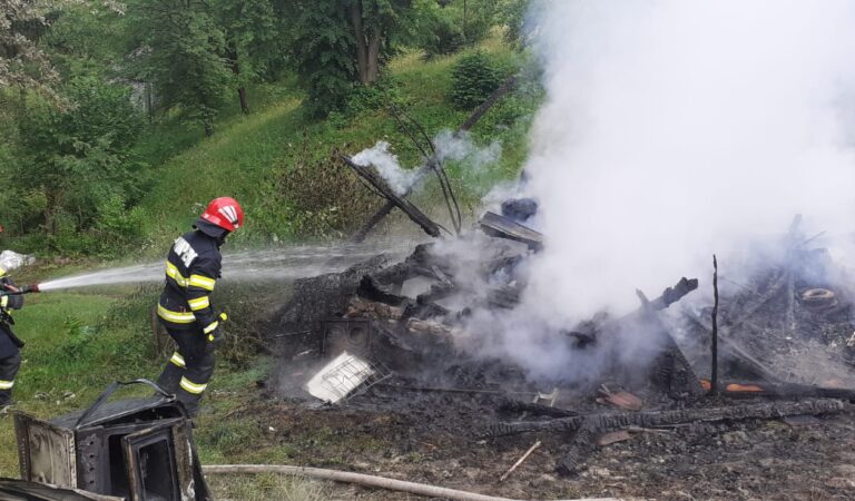Bunuri distruse de flăcări, la o anexă gospodărescă