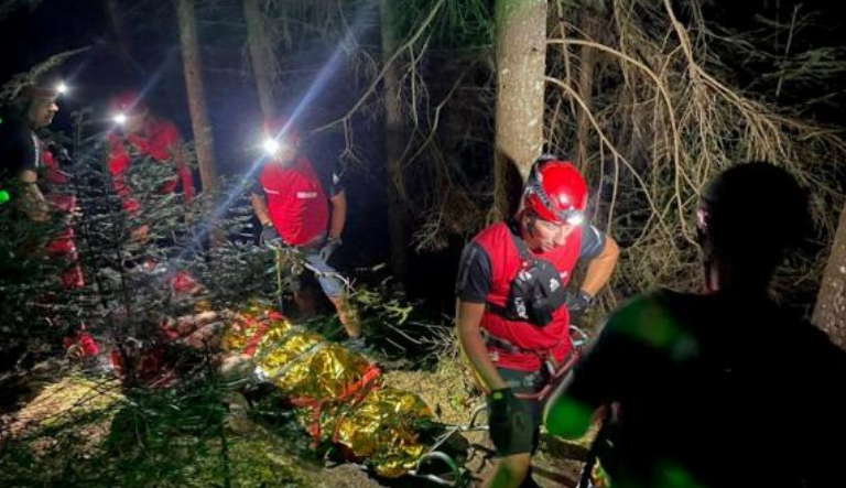 A căzut în gol 13m; salvamontiștii din Neamț au cărat-o pe targă 6 ore