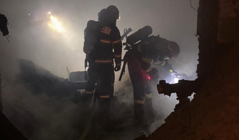 Incendiu într-o hală de producție paleți