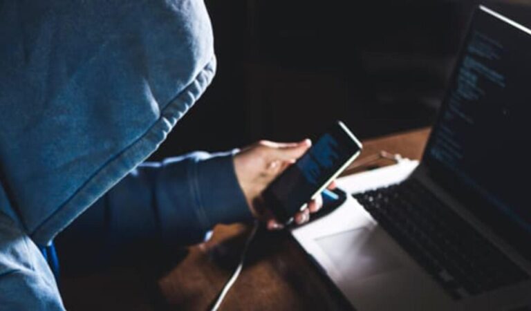 Două femei au fost înșelate pe internet, pierzând astfel bani