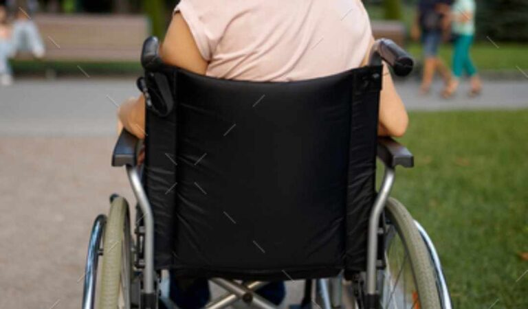 Cerea donații romașcanilor, pretinzând că are un handicap