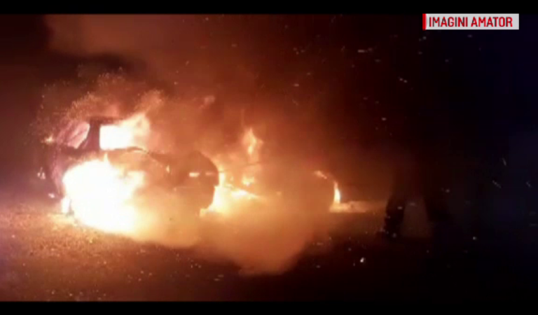 O femeie din Roman a dat foc mașinii amantei soțului