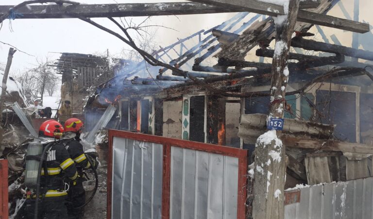 Un bătrân de 93 de ani a murit ars de viu în propria casă