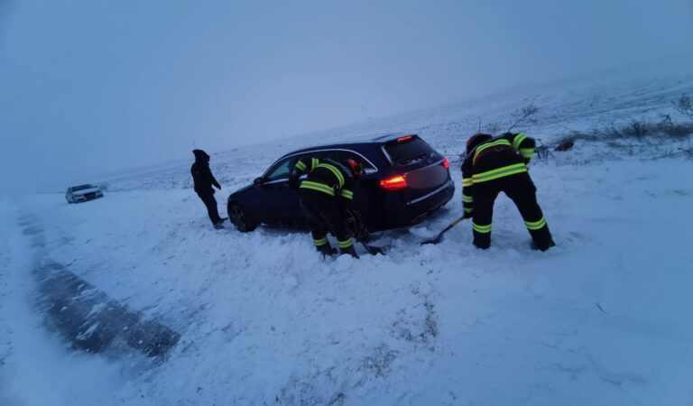 Două mașini au rămas înzăpezite, în această dimineață