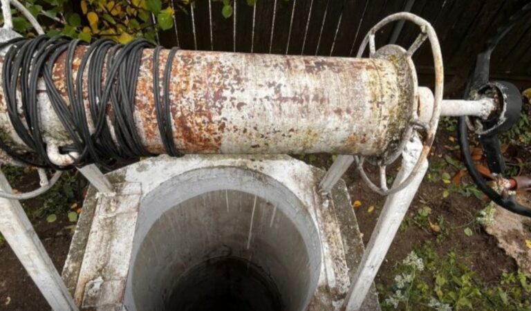 Un bărbat a rămas blocat în fântână