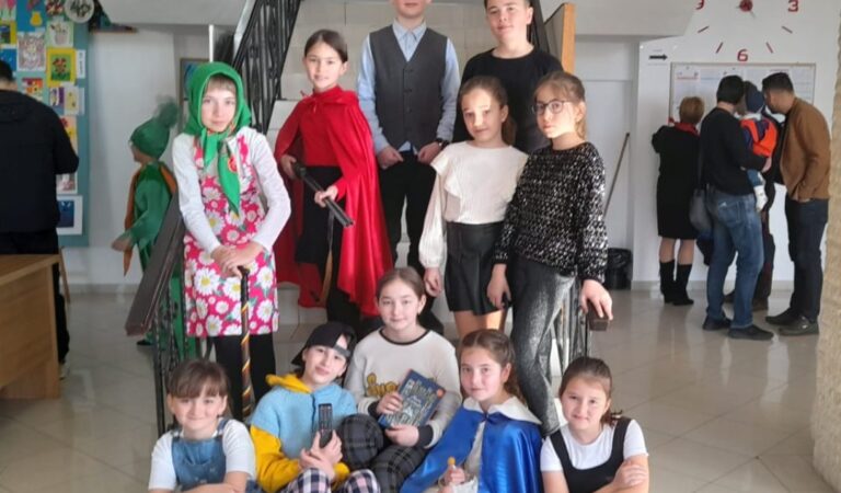 Trupa de teatru din Pildești, „sclipitoare și talentată”, a câștigat locul I la concursul Artis Festum