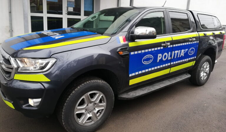 4 indivizi au aruncat o capră de la etajul 2, au filmat fapta și au pus-o pe internet