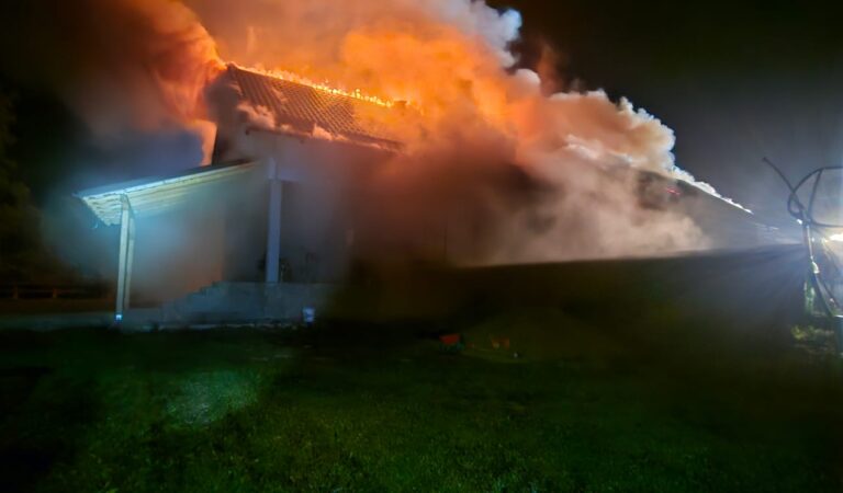 Incendiu de mare amploare la o casă parohială