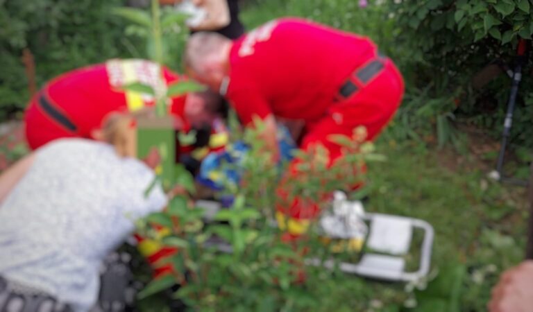 O fetiță de 6 ani a căzut într-o fântână