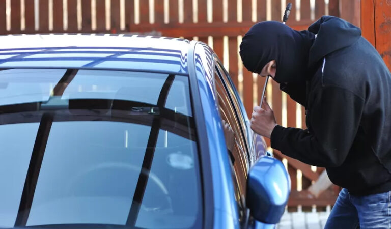 Un tânăr a furat bani din mașini și din spații comerciale