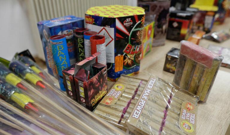Dosar penal pentru un romașcan care vindea ilegal articole pirotehnice