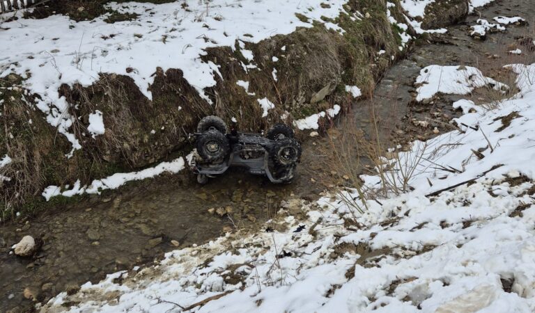 Tineri răniți după ce s-au răsturnat cu ATV-ul